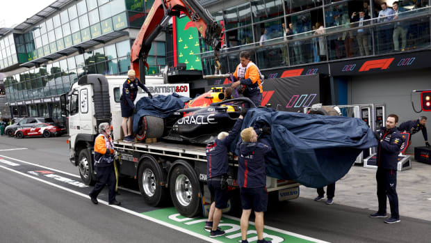 Checo Pérez va por nueva hazaña, saldrá último en Australia tras choque